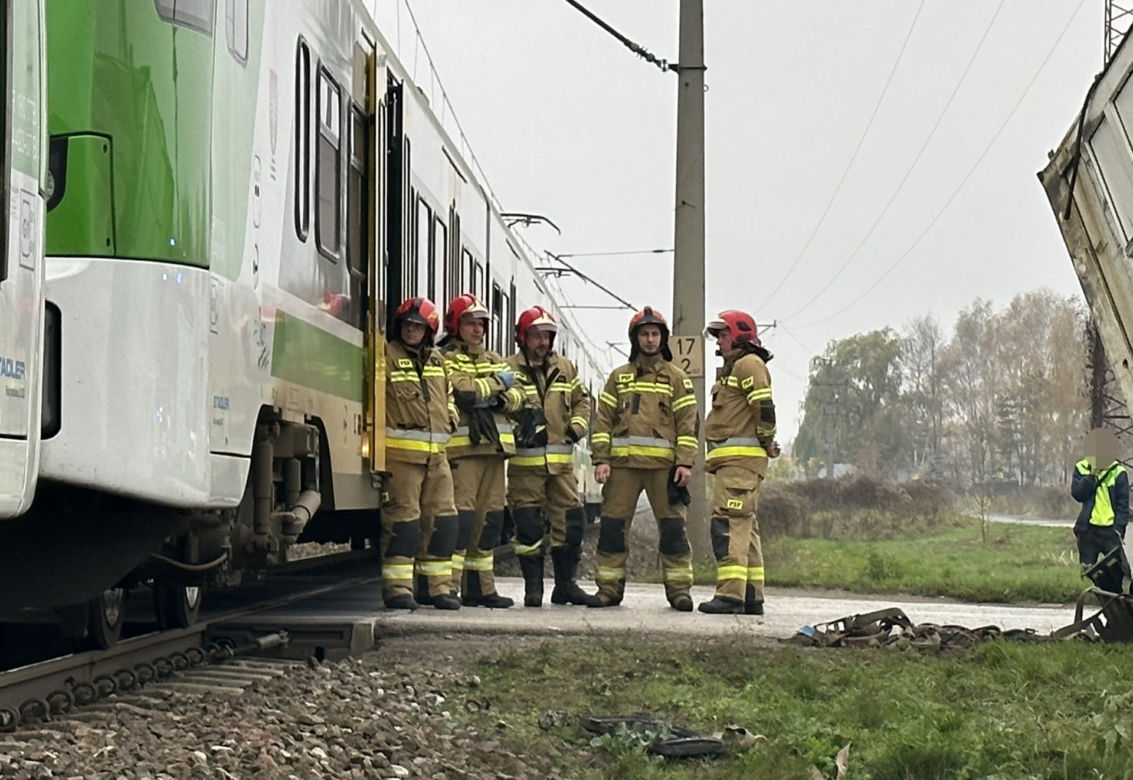 Potworne zderzenie w Ołtarzewie. Pociąg zmiótł w torów samochód ciężarowy
