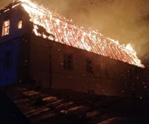 Dolny Śląsk. Pożar w Jakubowie. Spłonęła zabytkowa plebania [ZDJĘCIA, FILM]