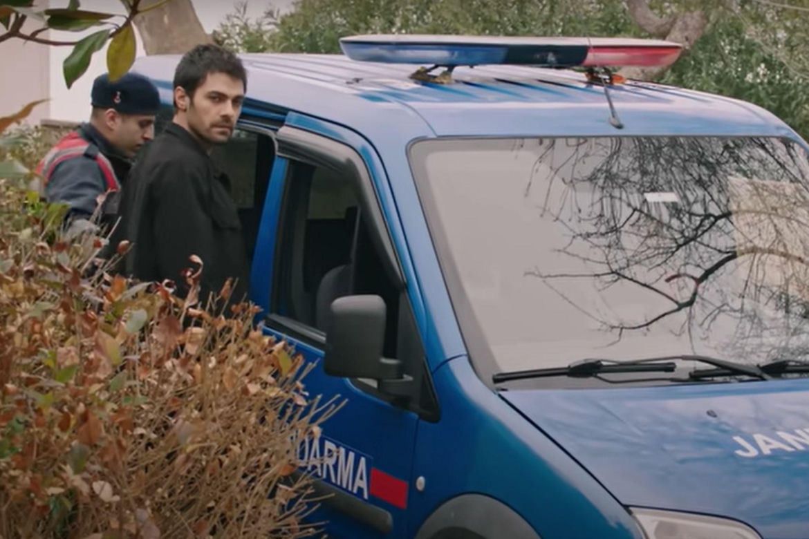 Halil będzie musiał pojechać z policjantami, a ta sytuacja bardzo zestresuje Gulhan