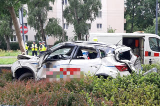Pijany próbował uciekać przed policją. Uderzył w auto i wylądował na dachu