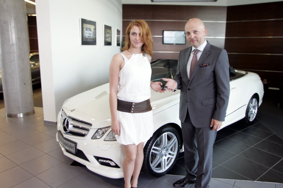 Julia Kamińska wreszcie odebrała mercedesa