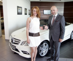 Julia Kamińska wreszcie odebrała mercedesa