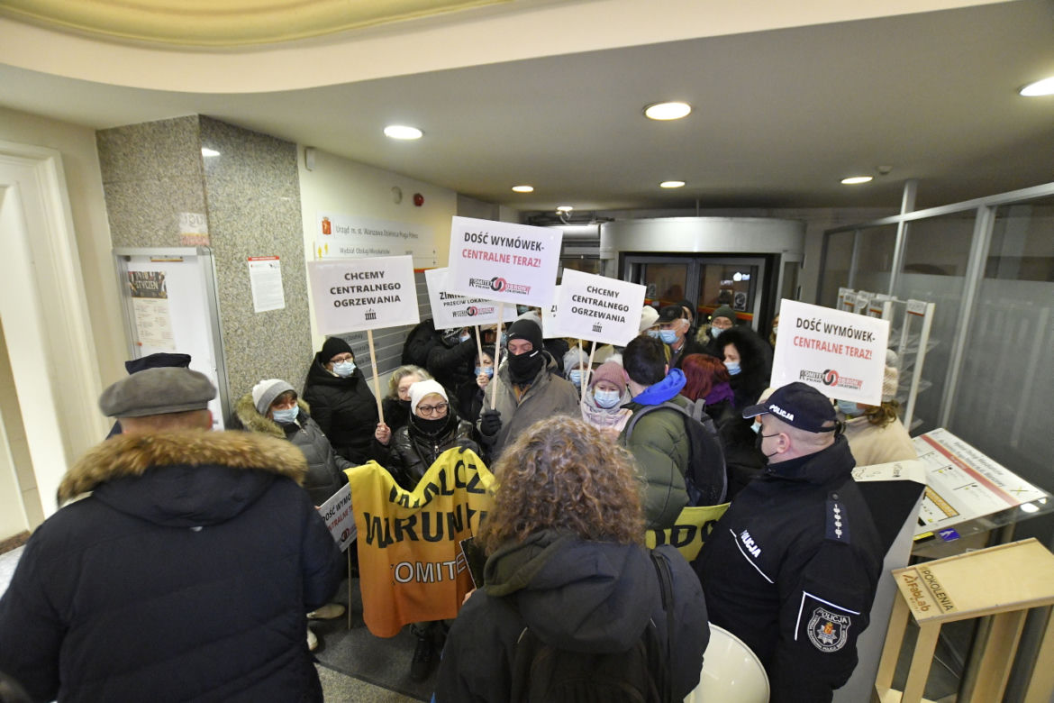 Mamy dość życia bez kaloryferów! Protest pod urzędem dzielnicy Praga-Północ