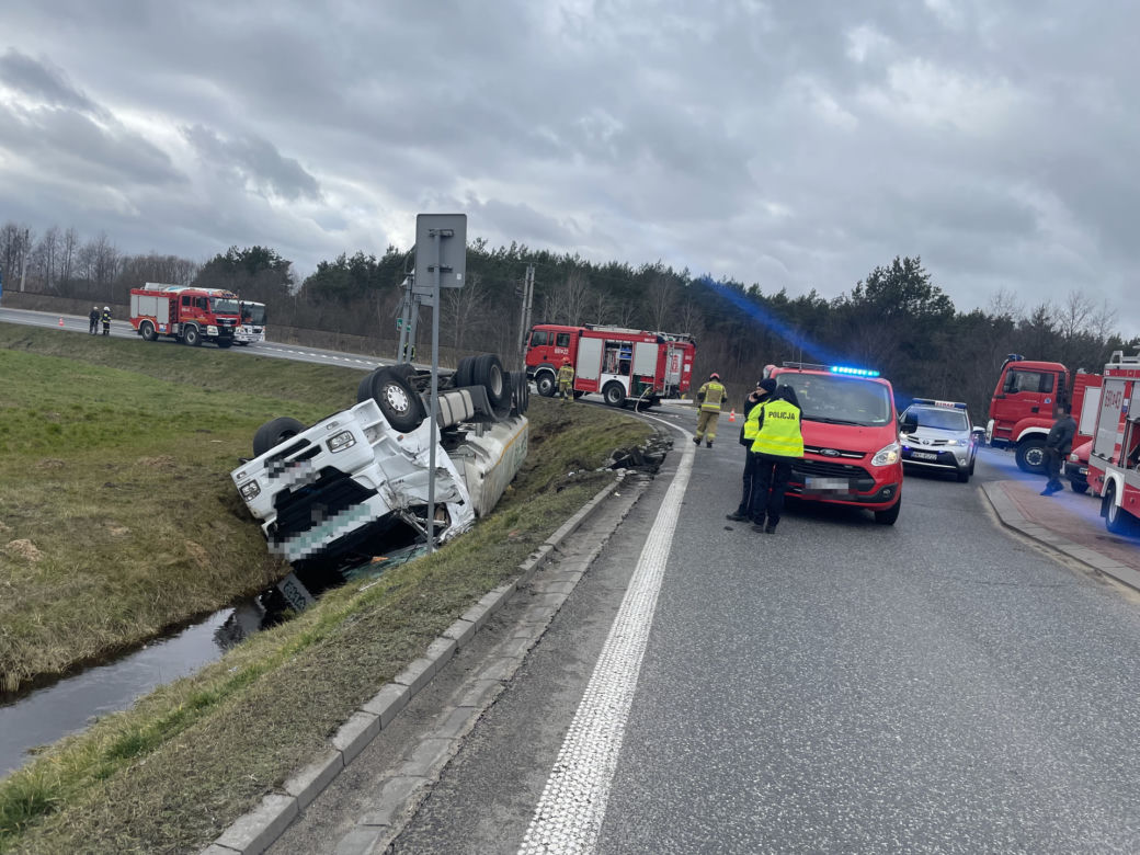 Cysterna roztrzaskała się pod Wyszkowem! Samochód na dachu, pilna akcja służb