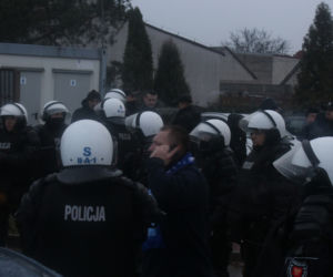 Skandal na meczu. Kibice Hutnika Kraków trzymani... w klatce niczym dzikie zwierzęta
