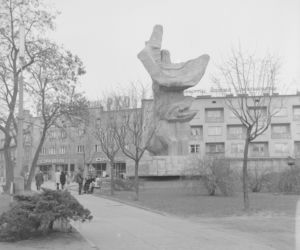 Pomnik Bojownikom o Polskość Śląska Opolskiego na placu Wolności, 1972-03-26 