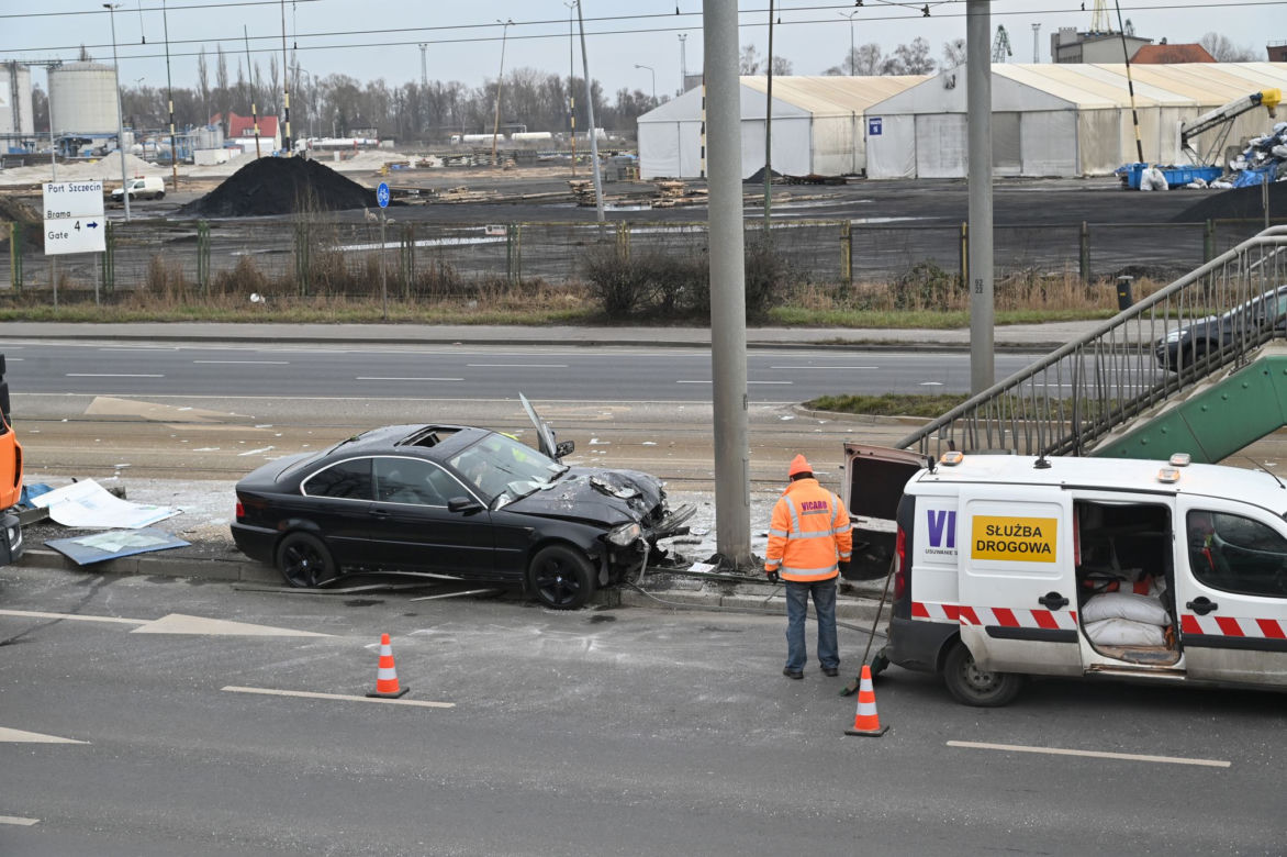 BMW wjechało w przystanek tramwajowy na ul. Gdańskiej