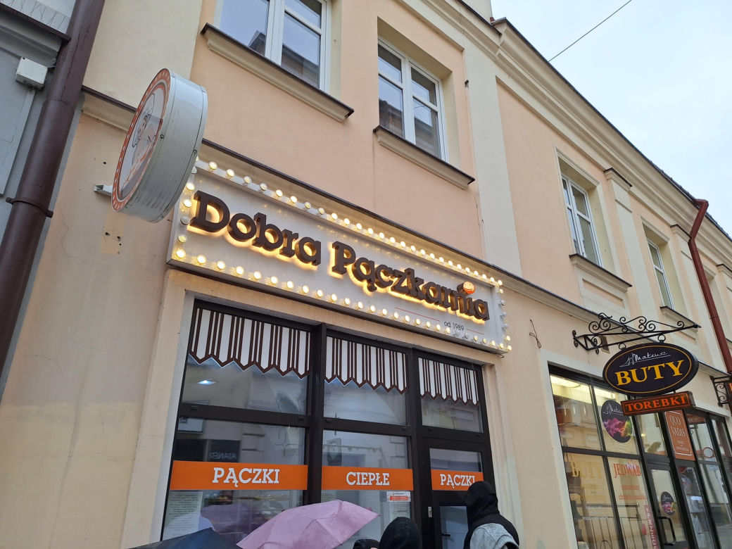 Mieszkańcy Rzeszowa ruszyli po pączki. Kolejki pod pączkarniami