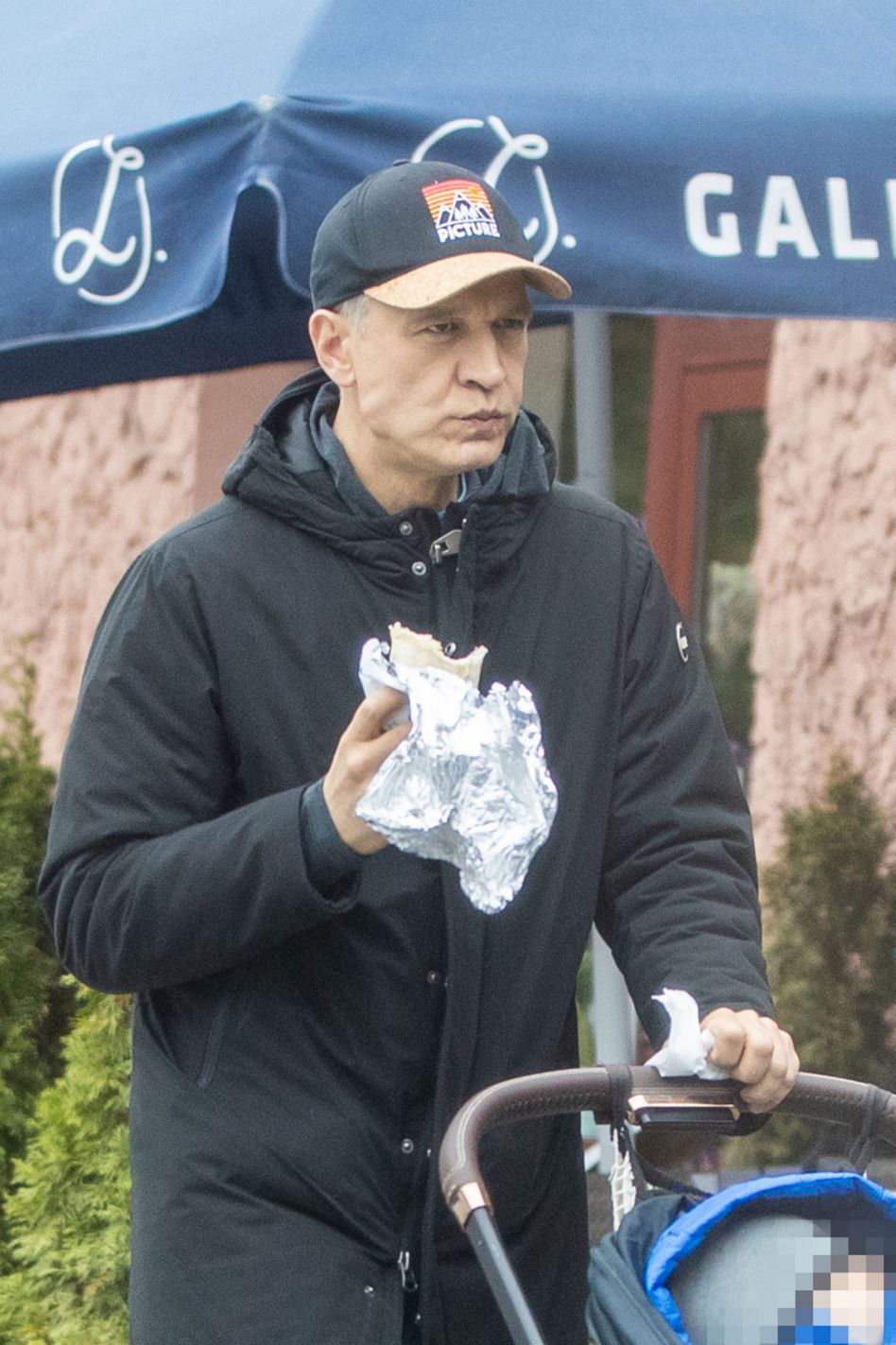 Michał Żebrowski  dojada na mieście 