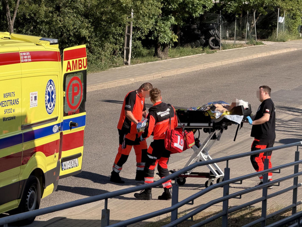 Poważny wypadek na stacji. Mężczyzna stał na krawędzi peronu, został zahaczony przez pociąg