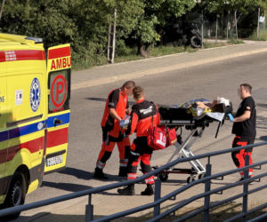 Poważny wypadek na stacji. Mężczyzna stał na krawędzi peronu, został zahaczony przez pociąg