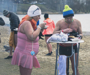 XIV Kąpiel dla odważnych. Morsy wykąpały się na Plaży Miejskiej w Ełku