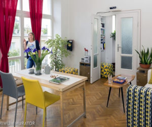 Współczesne wnętrze z modernistycznymi meblami z lat 50. 