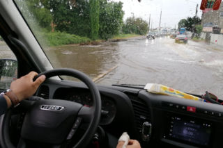 Pogodowy armagedon w Poznaniu. Samochody pod wodą, ludzie pływają. Już prawie dwa tysiące interwencji [ZDJĘCIA, WIDEO]
