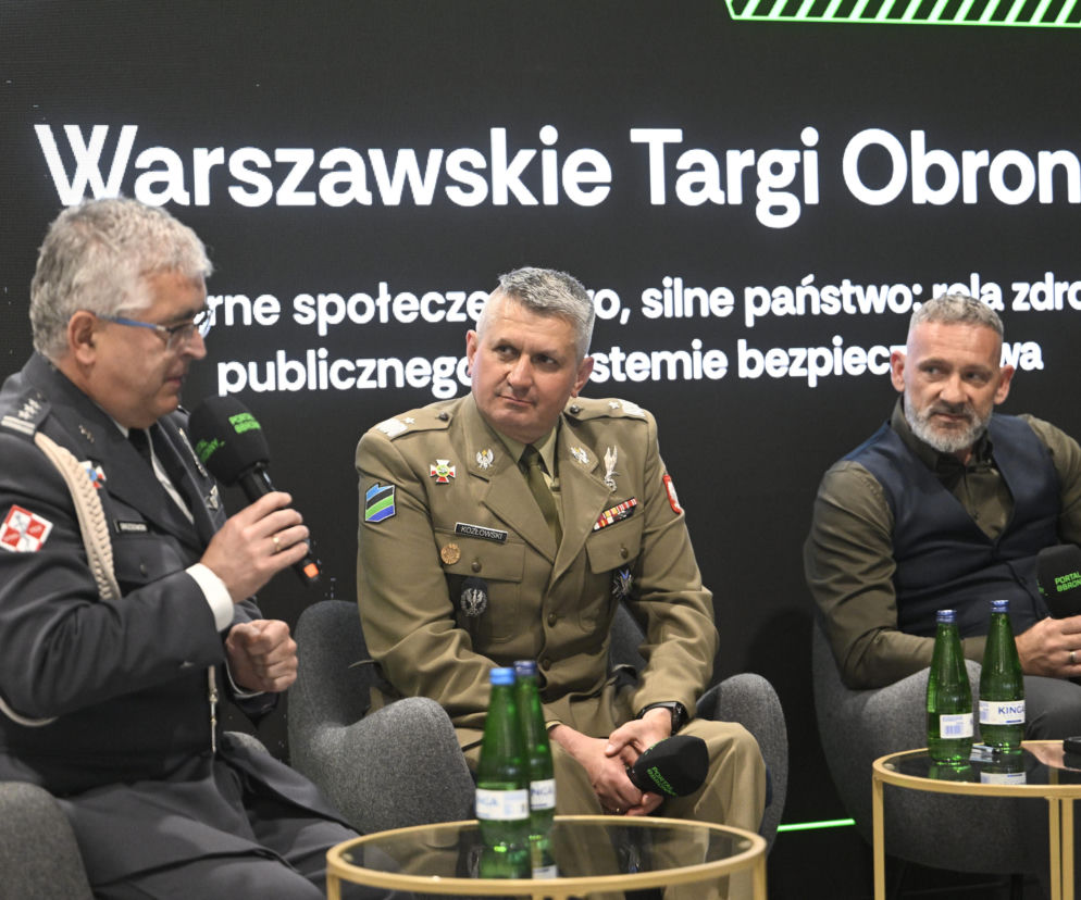 Panel dyskusyjny Żołnierz w walce: bezpieczeństwo, łączność, skuteczność podczas Warszawskich Targów Obronnych. Widoczni gen. bryg. Artur Kozłowski, płk dr n. med. Robert Drozdowski i st. chor. rez. Maciej Sapała. Więcej o ich wnioskach przeczytasz na naszym portalu.