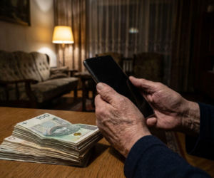 Zatrzymanie w Poznaniu. Fałszywy prokurator chciał wyłudzić 150 tys. zł od 93-latki