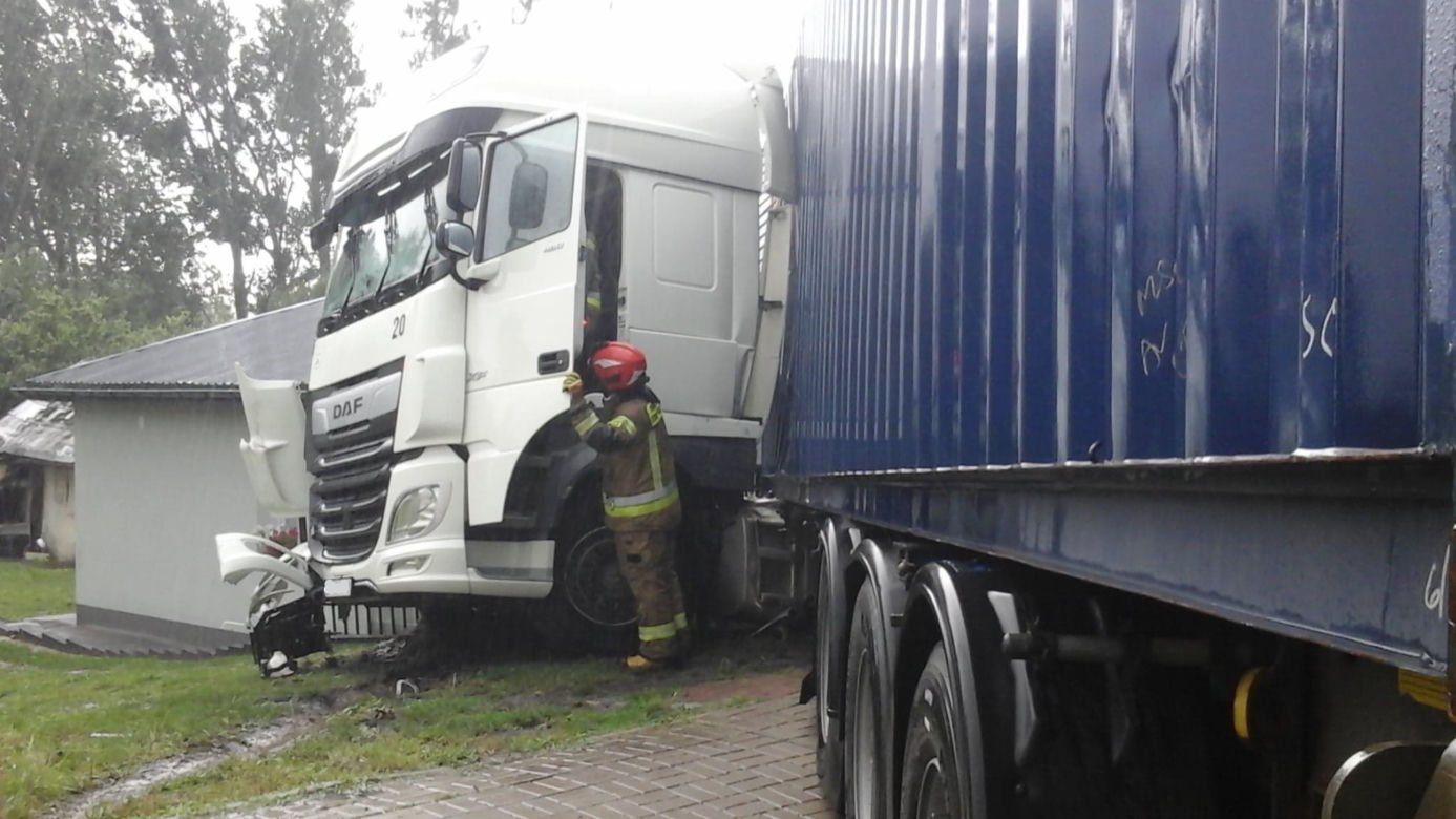 Lubelskie: To cud, że wszyscy żyją. Tir wjechał w budynek mieszkalny