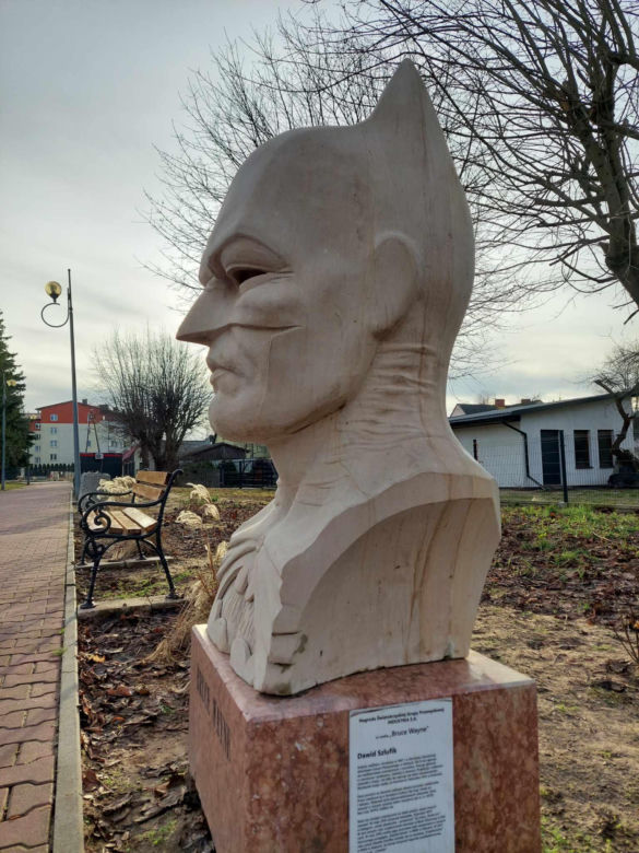 Popiersie BATMANA przed budynkiem urzędu w Suchedniowie