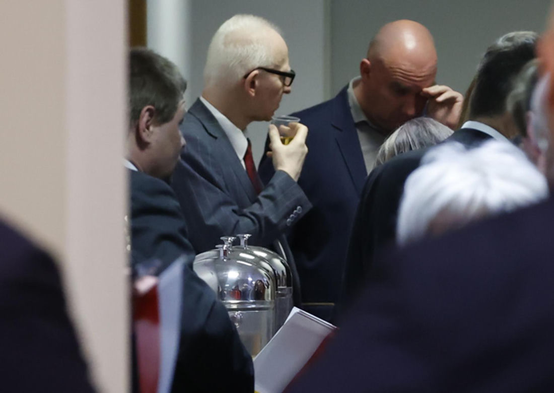 Skromny poczęstunek w PiS. Tym karmili na wieczorze wyborczym