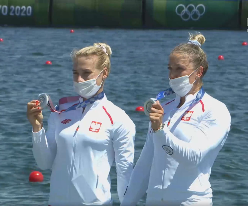 Karolina Naja i Anna Puławska z medalem