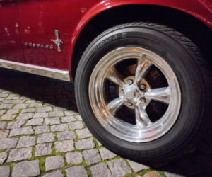 Świąteczny Zlot Amerykańskich Samochodów na Rynku w Lesznie