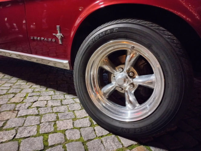 Świąteczny Zlot Amerykańskich Samochodów na Rynku w Lesznie