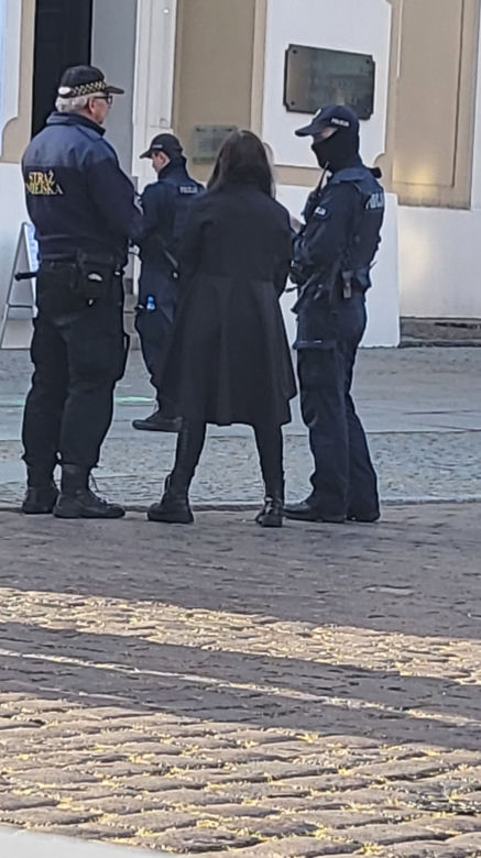 17-letnia Malwina namalowała kredą hasła o pedofilii. Do akcji wkroczyła policja