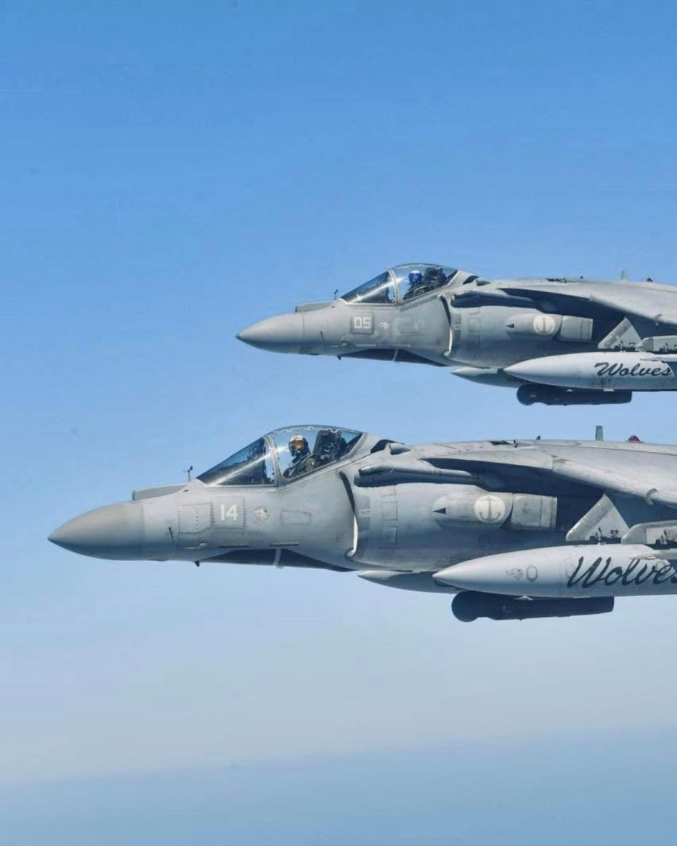 Włoskie samoloty AV-8B+ Harrier w locie