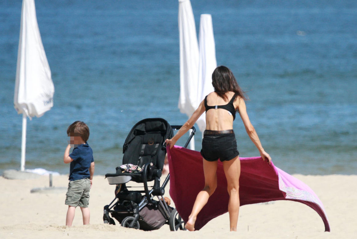 Marta Kaczyńska okopała się z synkiem na plaży