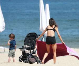 Marta Kaczyńska okopała się z synkiem na plaży