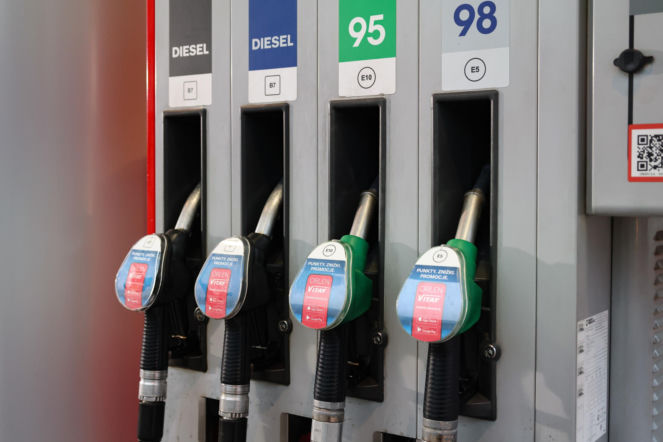 Niższa akcyza na paliwo przedłużona! Jest decyzja