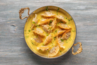 Te pierożki w sosie curry robią furorę w internecie – chrupią z wierzchu, kremowe w środku