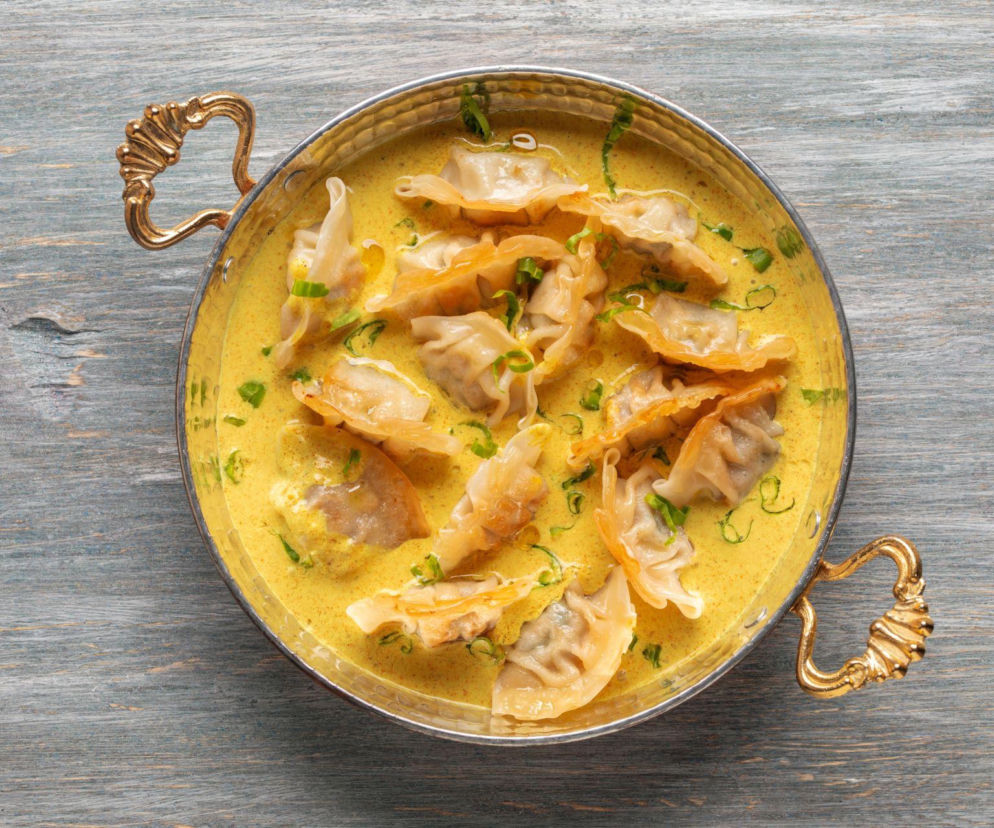 Pieczone pierożki w sosie curry – viralowy obiad, który robi się prawie sam