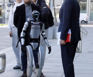 Spotkanie ministra finansów z robotem