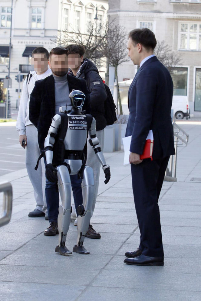 Spotkanie ministra finansów z robotem