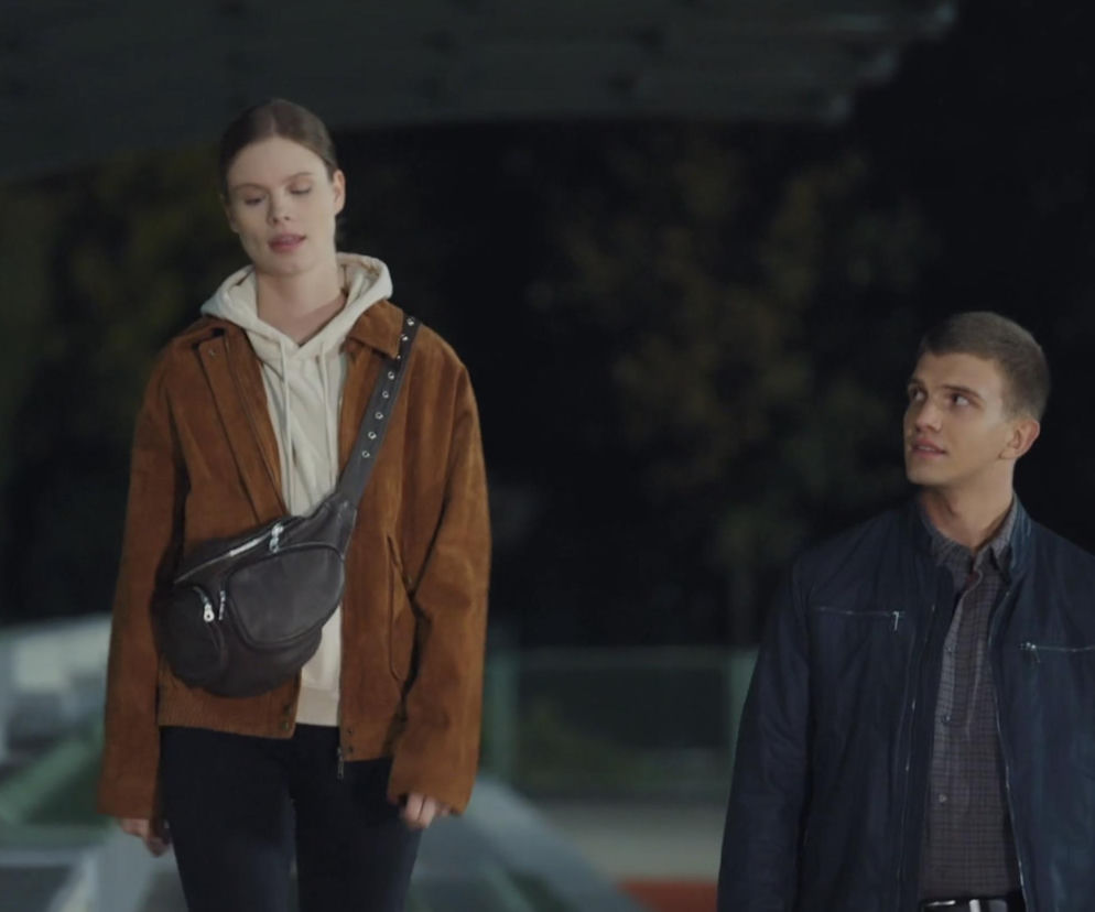 Kadr z serialu M jak miłość przedstawiający Majkę (Matylda Giegżno) w brązowej kurtce i beżowej bluzie z kapturem oraz Mateusza (Rafał Kowalski) w granatowej kurtce i koszuli w kratę, obydwoje na zewnątrz, w nocnym ujęciu. Więcej o ich relacji i miłosnych perypetiach przeczytasz na Super Seriale.