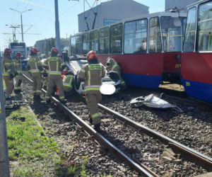Dachowanie osobówki na ul. Fordońskiej w Bydgoszczy [ZDJĘCIA]