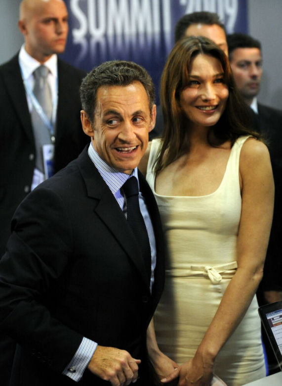 Carla Bruni. Zostanie sama na 10 lat