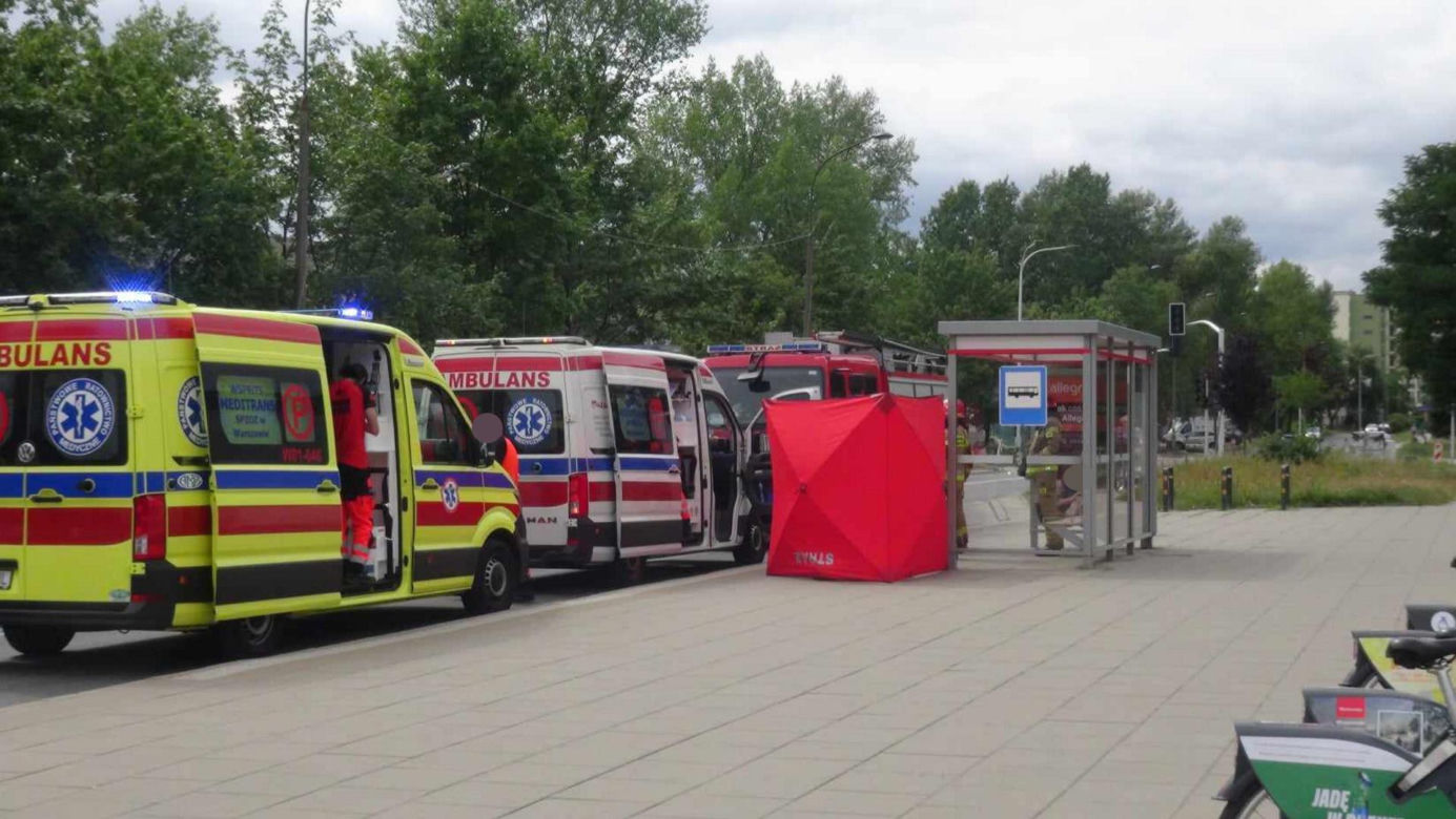 Horror na przystanku autobusowym w Warszawie. Upadł na ziemię i zmarł. Reanimacja nie przyniosła skutku