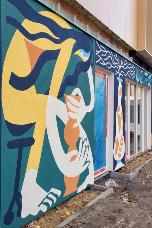 Na Ochocie pojawił się nowy mural. Zdobi ścianę powstającego Centrum Aktywności Międzypokoleniowej