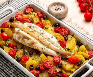 Aromatyczna ryba zapiekana z ziemniakami i pomidorami – prosty obiad pełen smaku