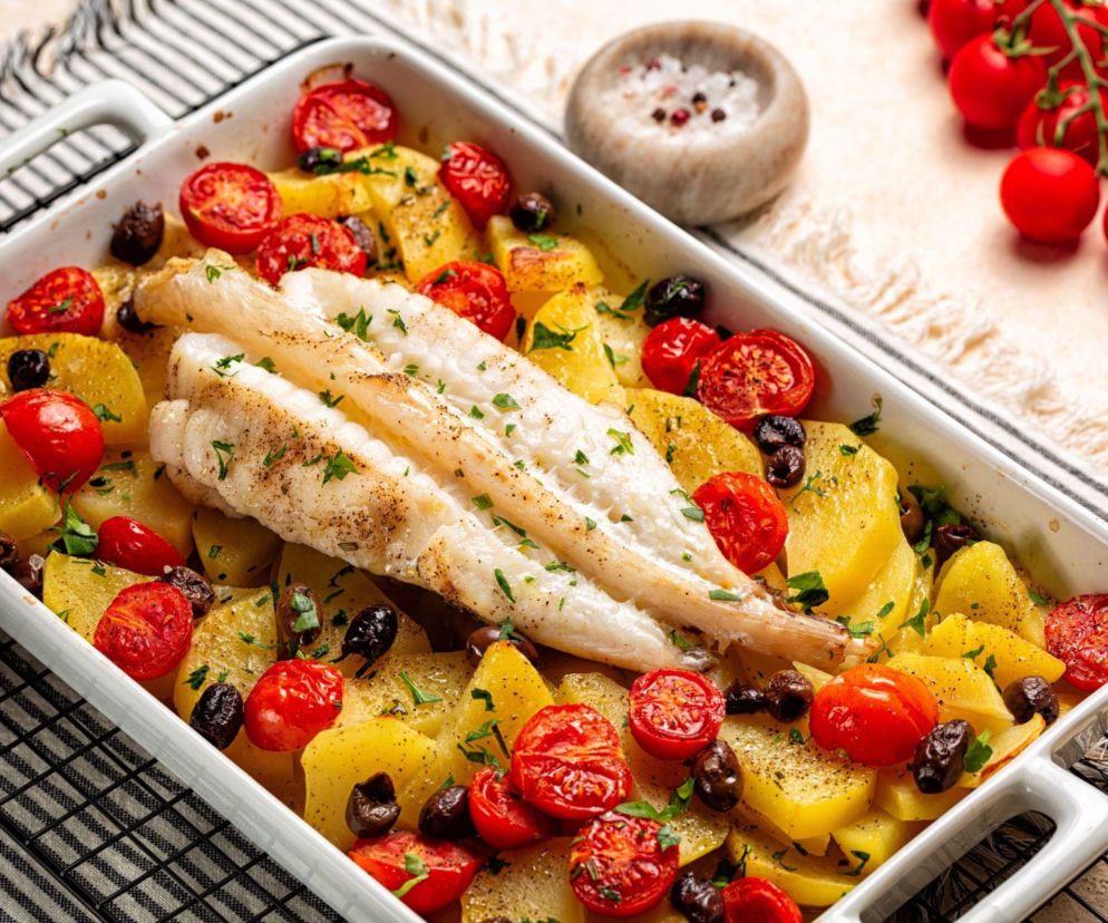 Aromatyczna ryba zapiekana z ziemniakami i pomidorami – prosty obiad pełen smaku