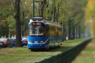 Kraków: NOŻOWNIK groził motorniczemu w tramwaju MPK! Wyłamał drzwi do kabiny