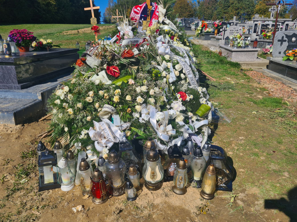 Kibicowskie szale powiewają na grobie Kamila w Lubli [GALERIA]