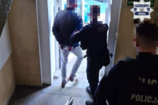 Taksówkarz zasnął za kierownicą na środku drogi. W aucie miał anielski pył