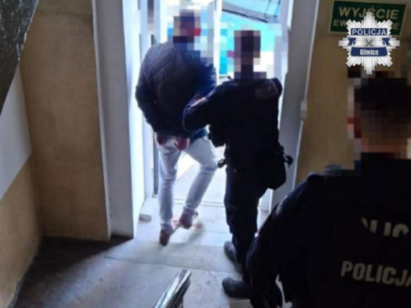 Taksówkarz zasnął za kierownicą na środku drogi. W aucie miał anielski pył