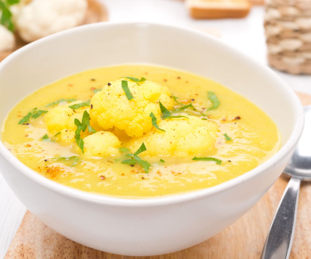 Zupa kalafiorowa w azjatyckim stylu - z curry i groszkiem cukrowym