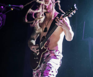 Skrupulatnie wyreżyserowany groteskowy spektakl okraszony nutą surrealizmu – Avatar zawładną Warszawą [RELACJA]