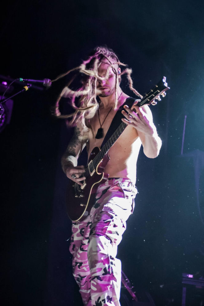 Skrupulatnie wyreżyserowany groteskowy spektakl okraszony nutą surrealizmu – Avatar zawładną Warszawą [RELACJA]