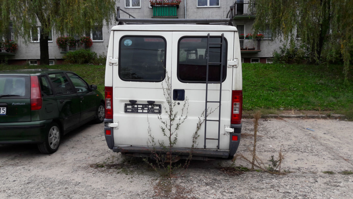Szpecą i zajmują miejsca parkingowe. Wraki na ulicach Starachowic